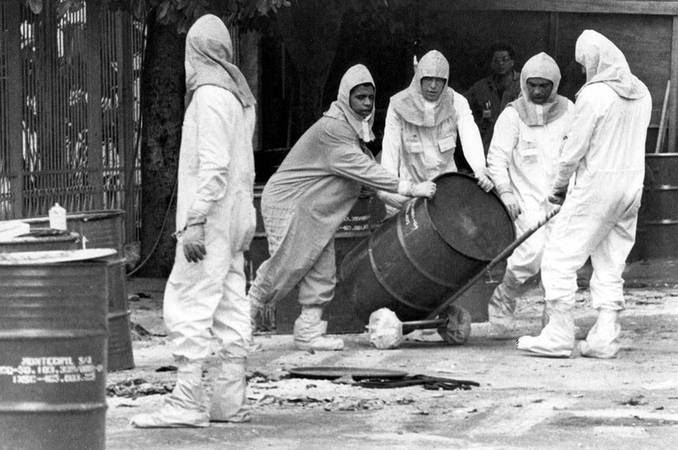 Agents work to remove cesium-137 debris during the radiological accident in Goiânia, 1987. Photo: CNEN